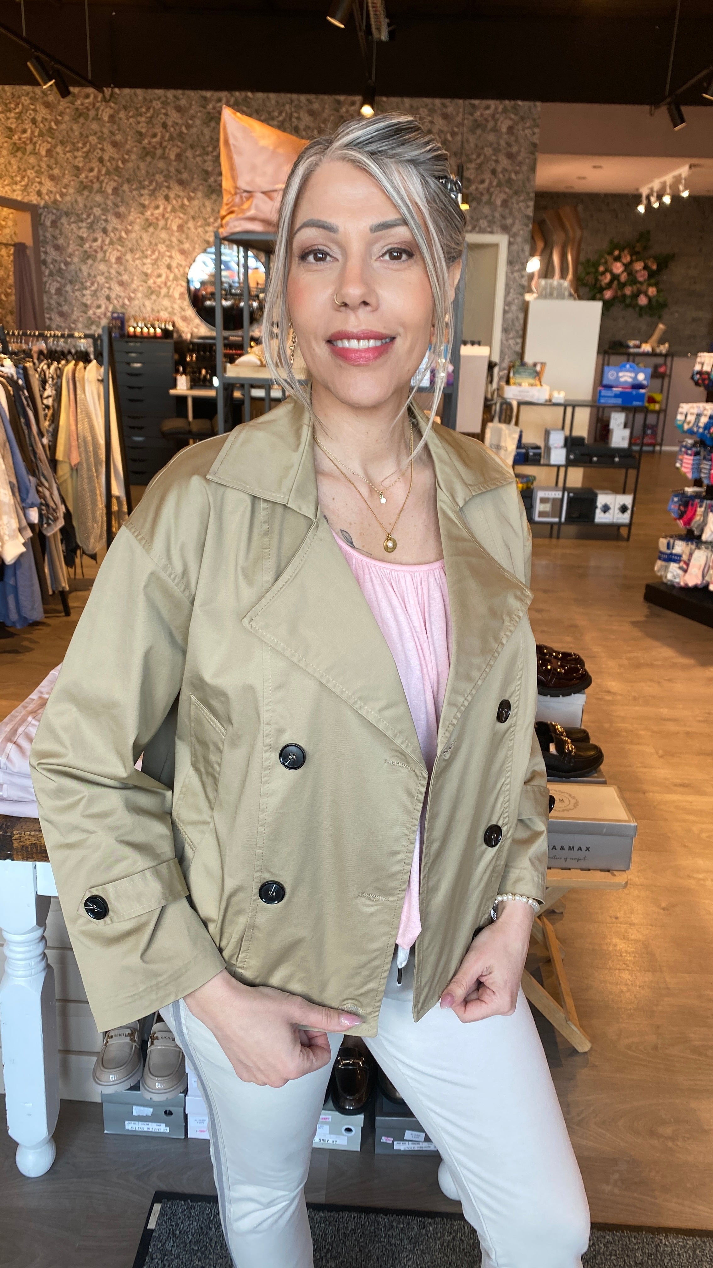 Stuttur jakki með teygju að neðan