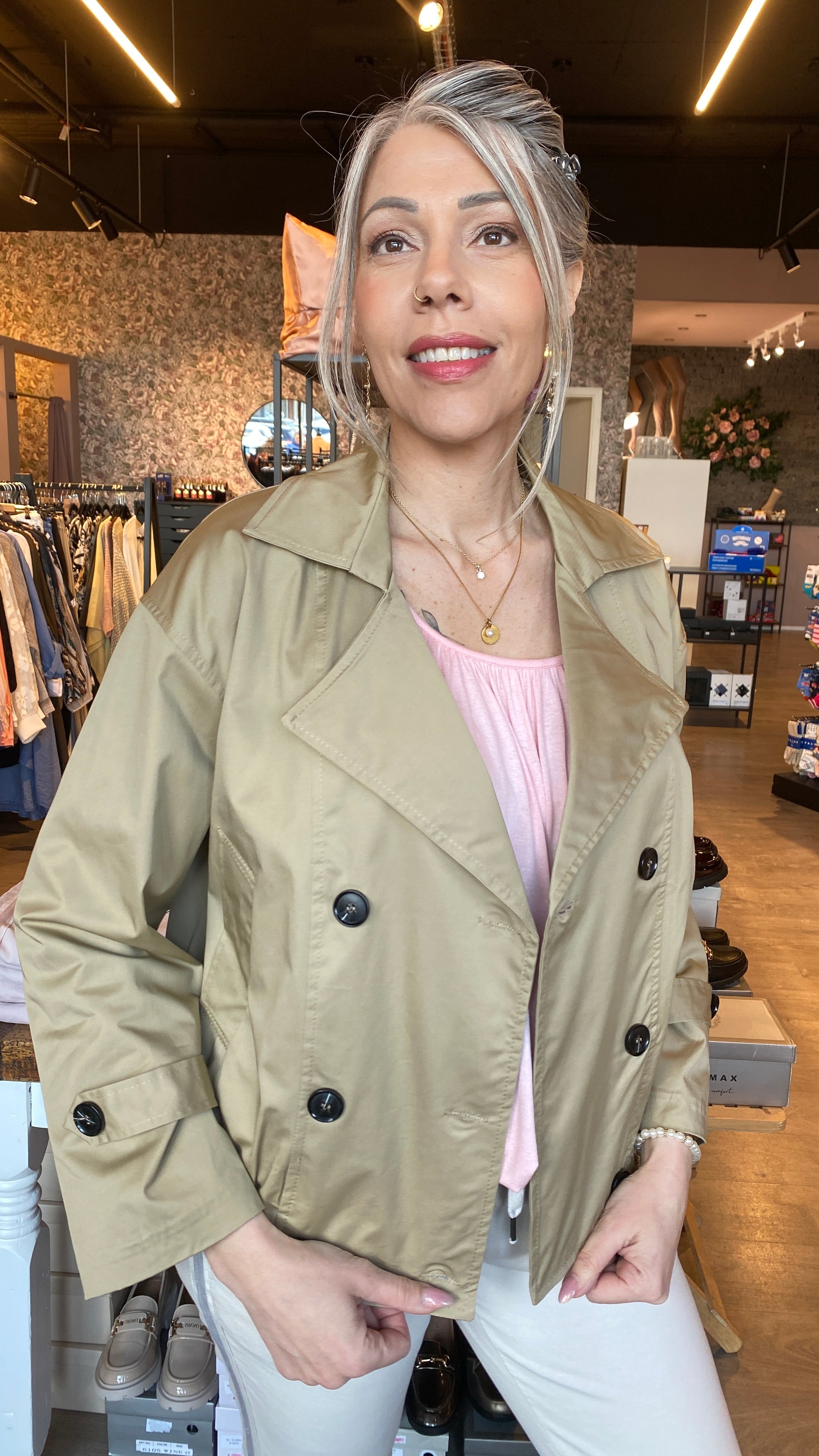 Stuttur jakki með teygju að neðan