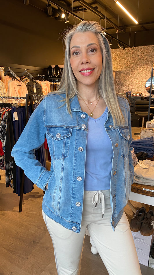 Ljós gallajakki með perlutölum