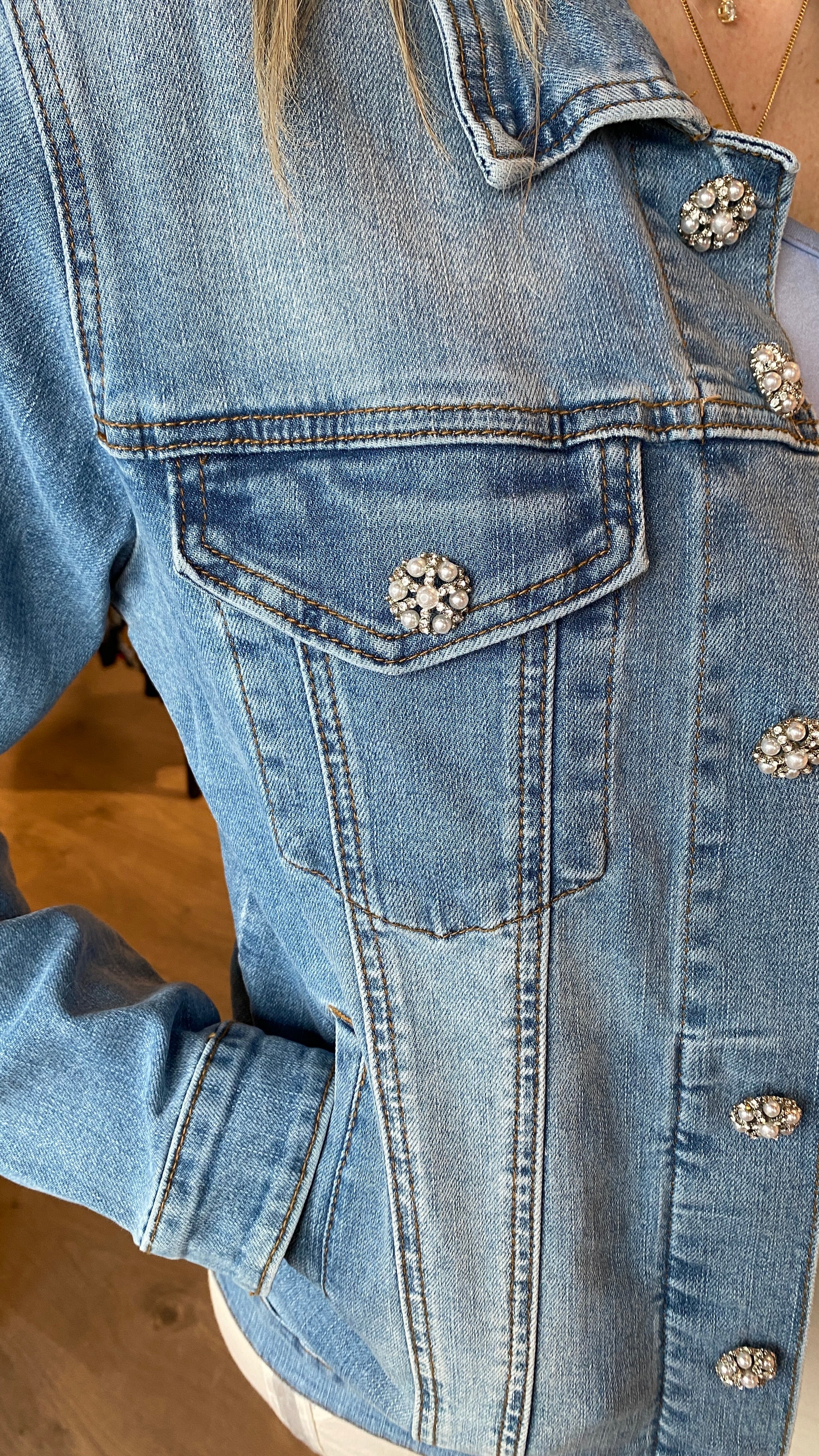 Ljós gallajakki með perlutölum