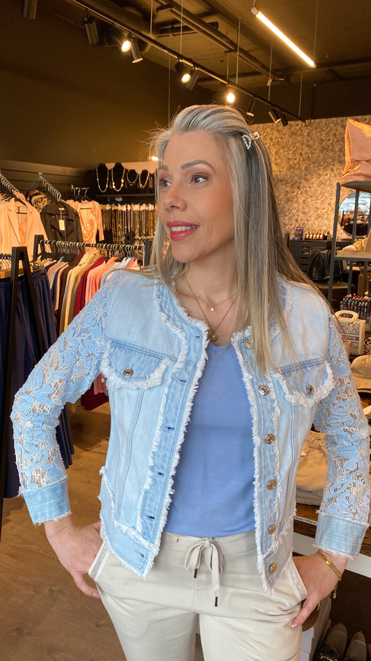 Ljósblár gallajakki með blúndu ermum