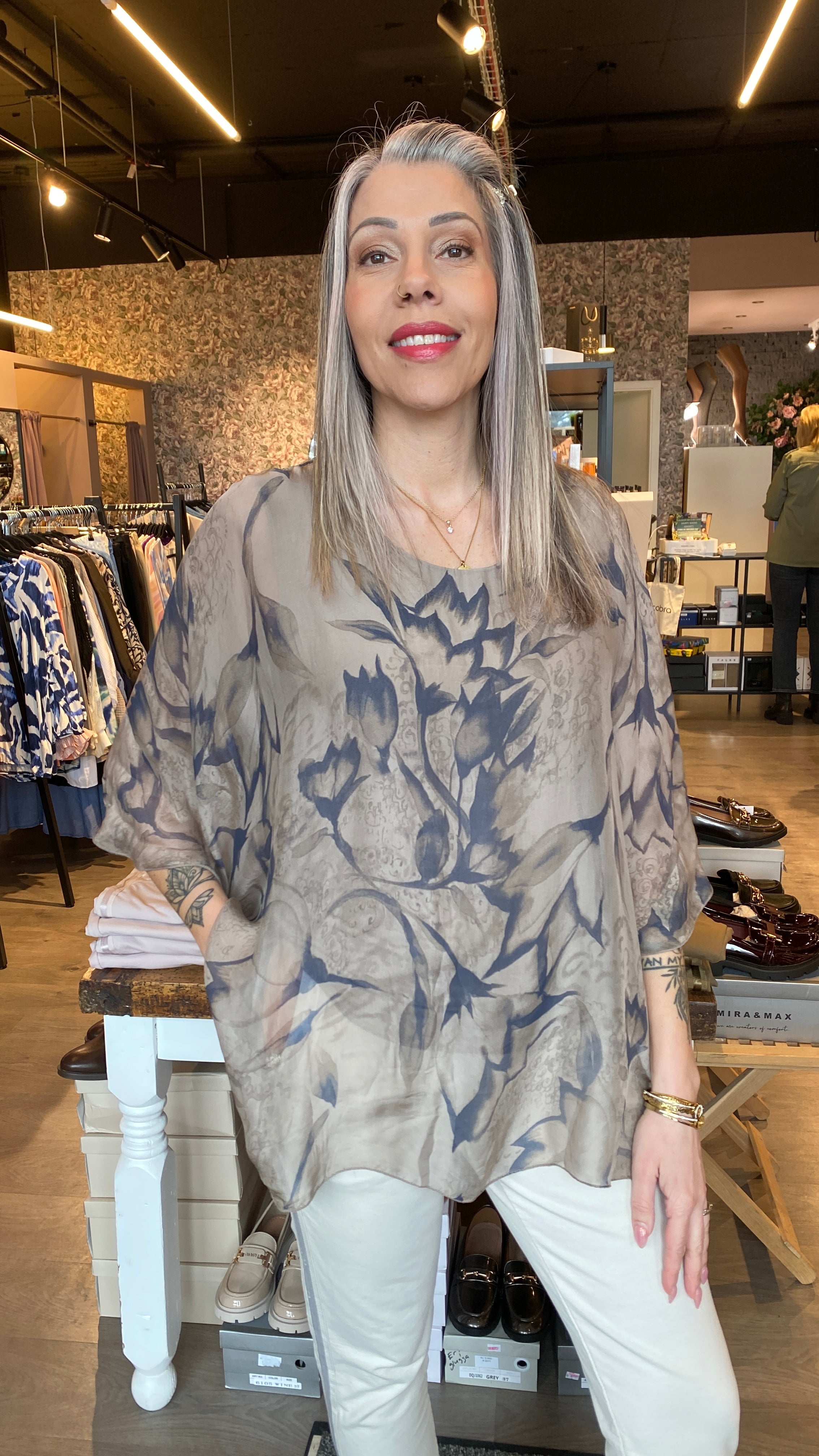 Silkiblússa með blómamunstri