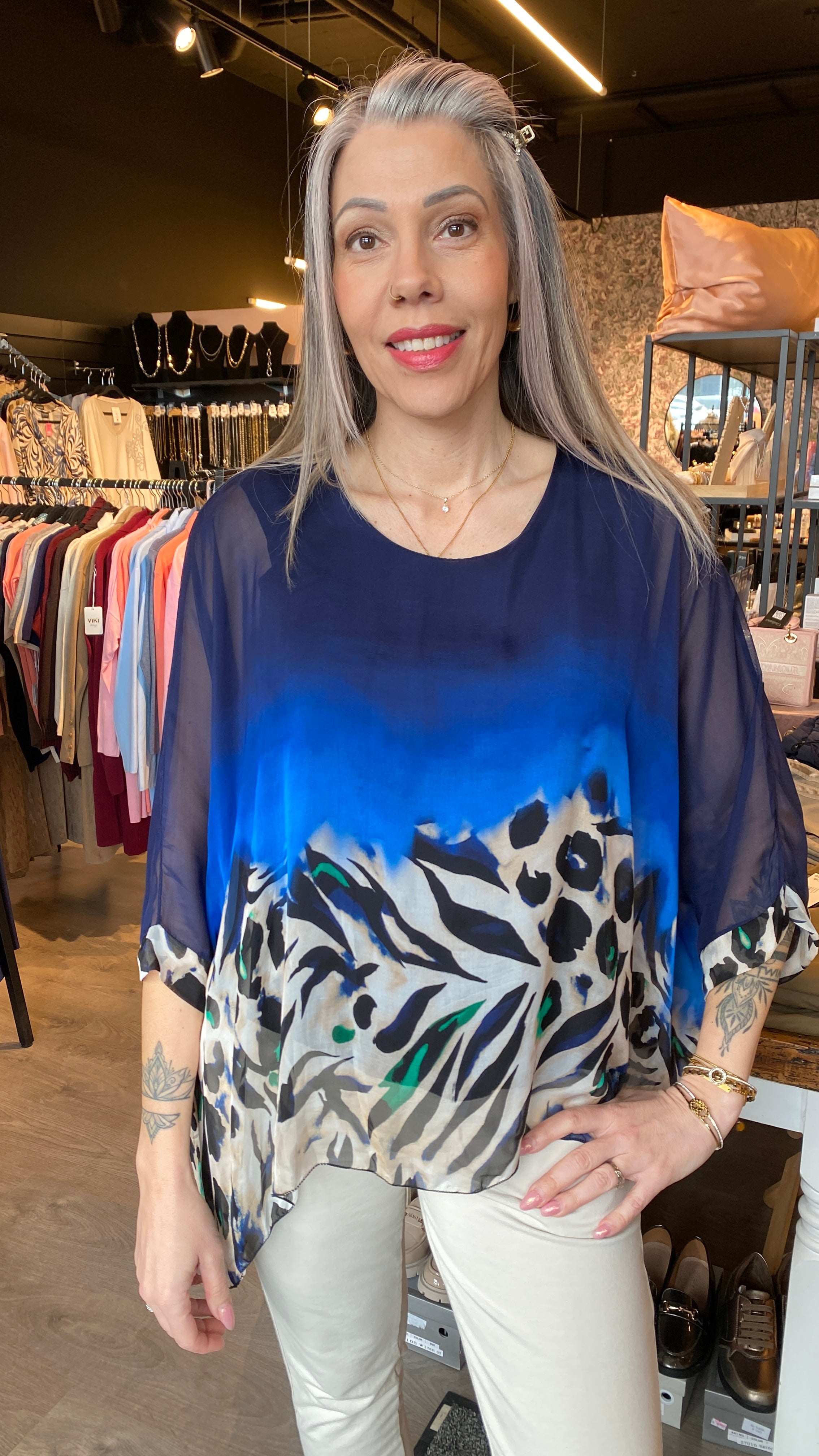 Silki blússa með munstri