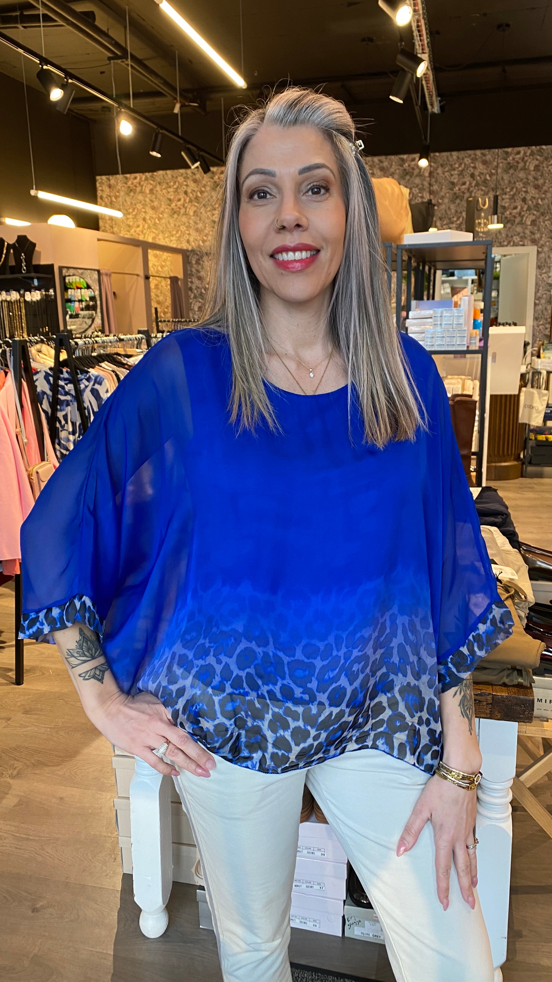 Silki blússa með dýramunstri