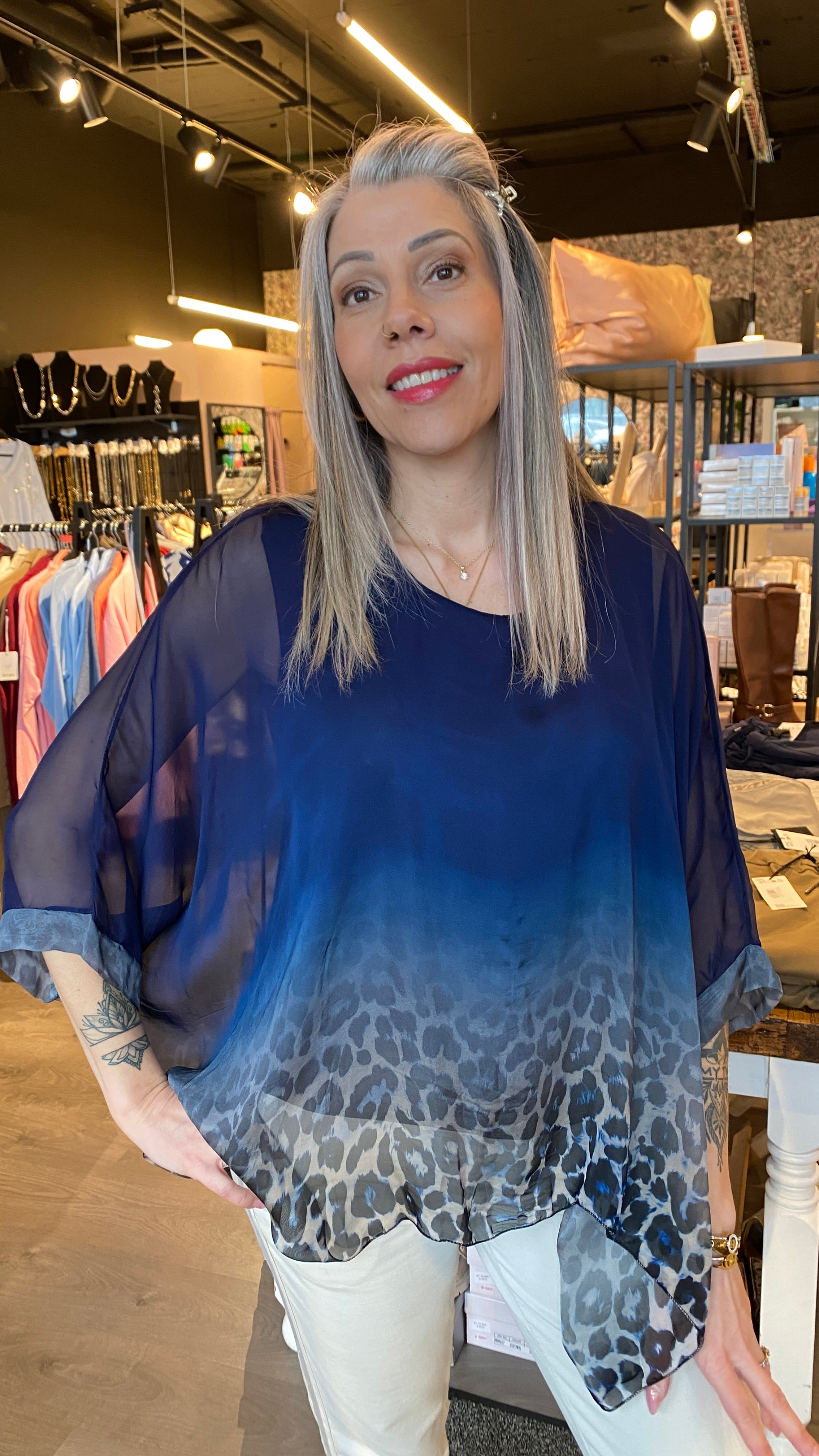 Silki blússa með dýramunstri