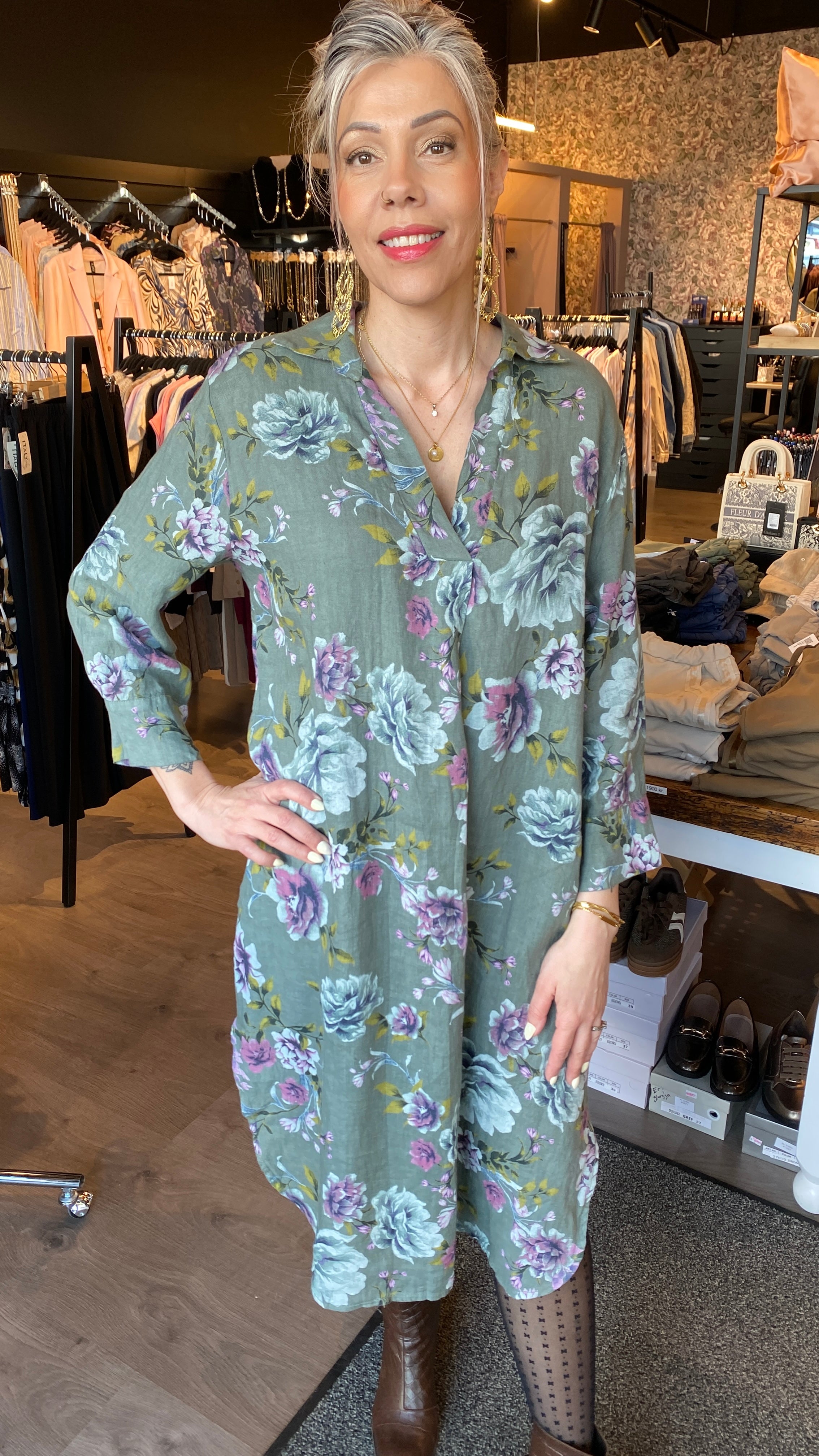 Hör kjóll með blómamunstri