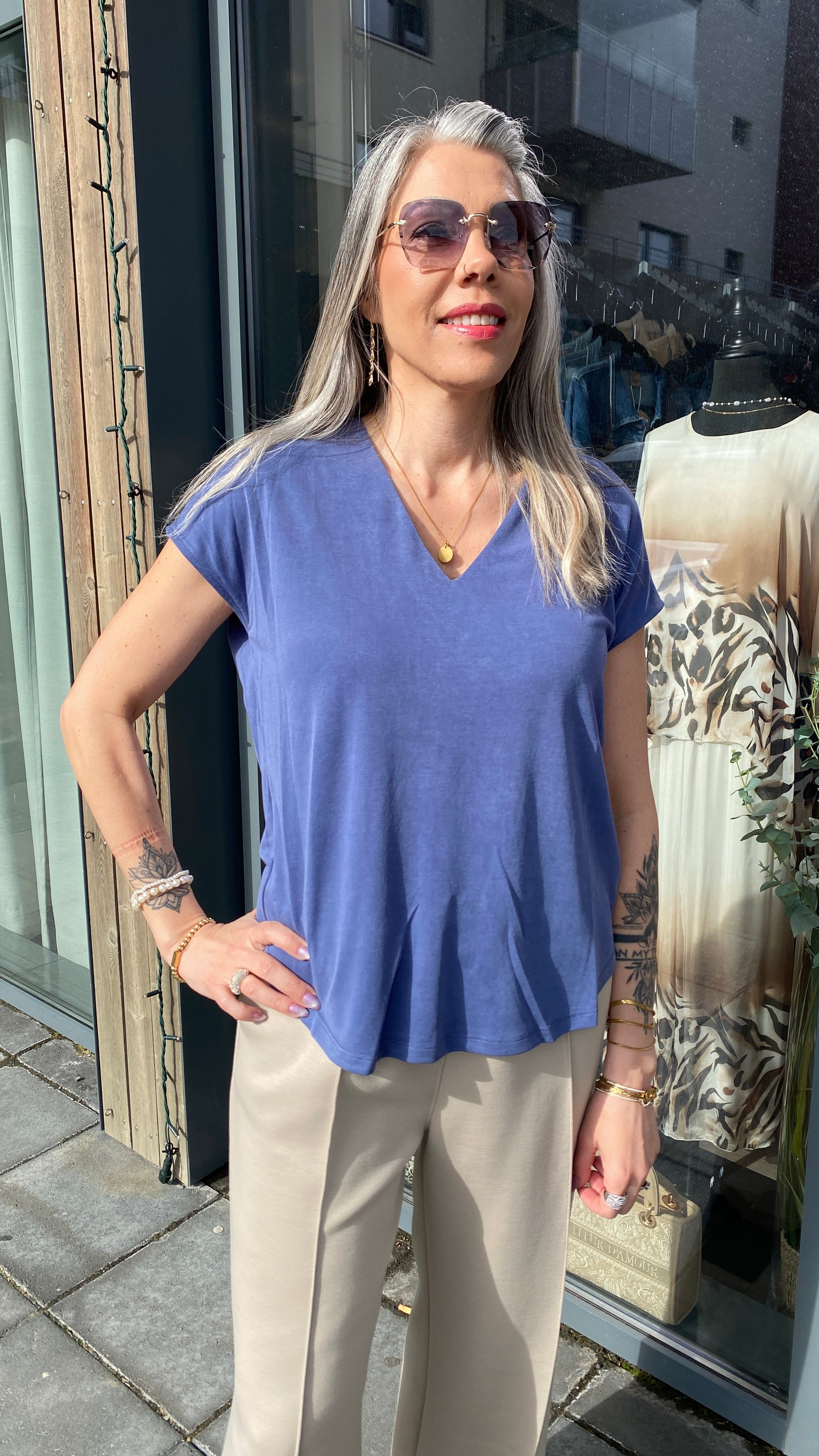 Stuttermabour með V-hálsmáli