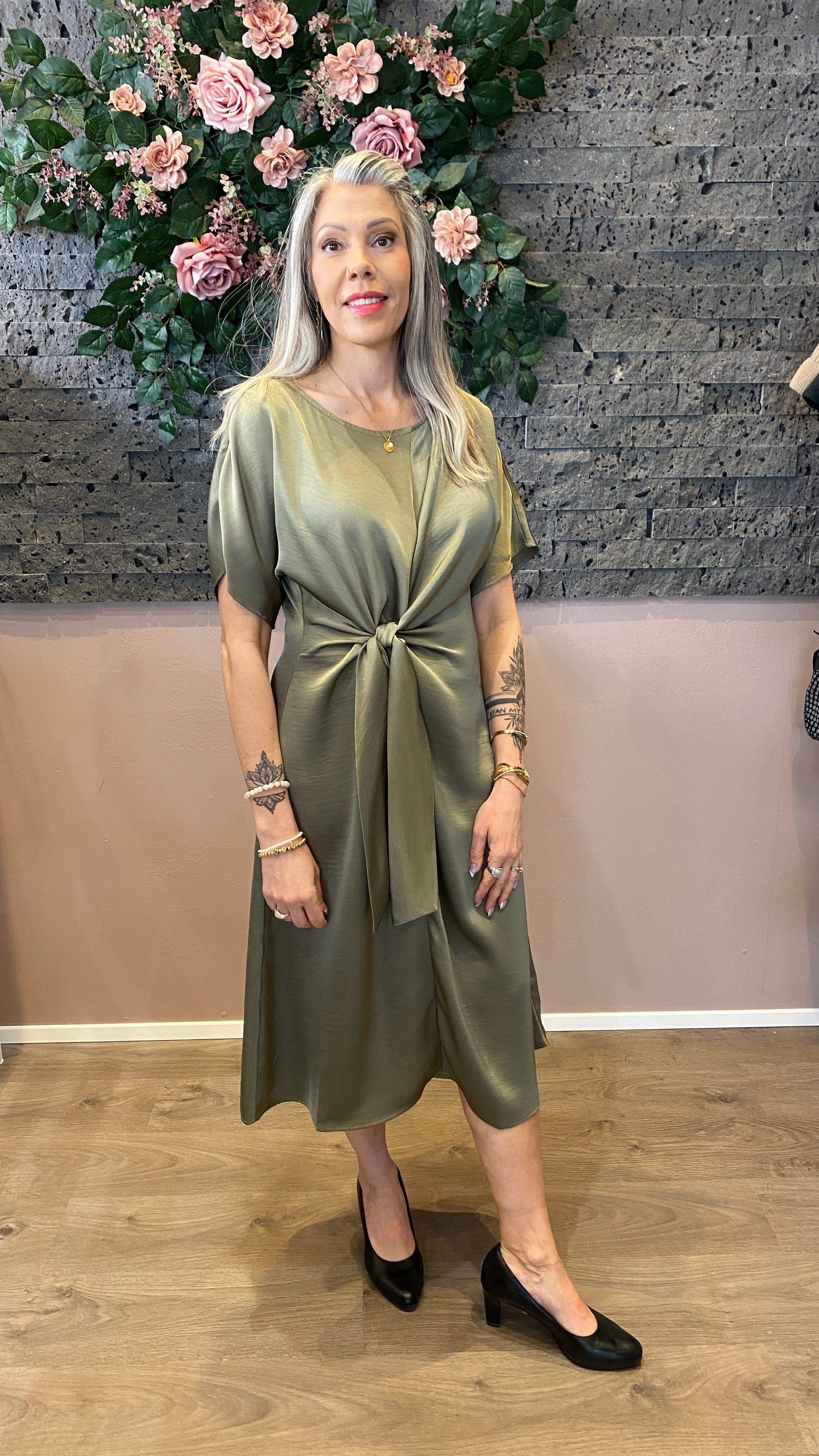 Kjóll með satín áferð